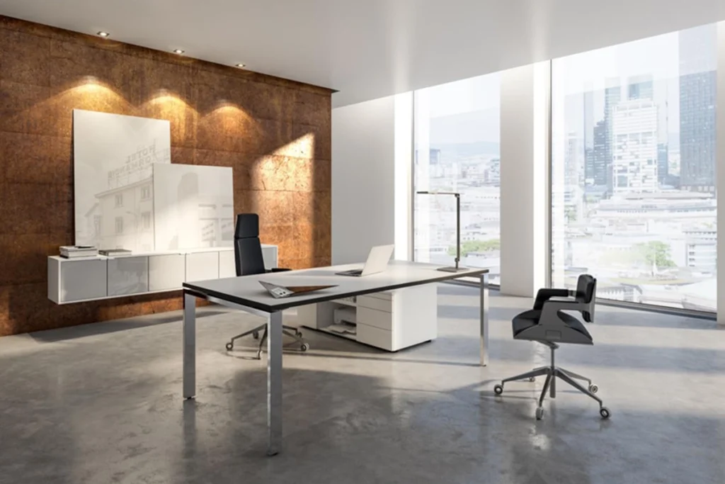 Modernes Chefzimmer mit großem Schreibtisch, Designerstuhl und Stadtblick – hochwertige Büroeinrichtung in minimalistischem Stil bei BÜROEXPRESS Potsdam.