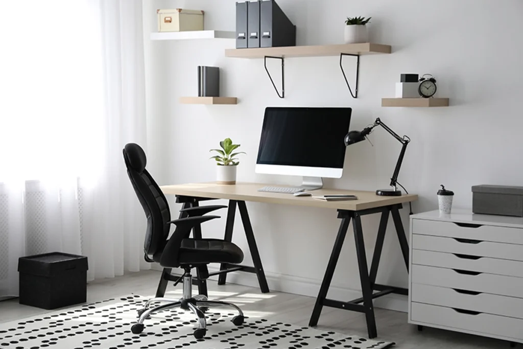 Modern eingerichtetes Homeoffice mit ergonomischem Bürostuhl und aufgeräumtem Arbeitsplatz.