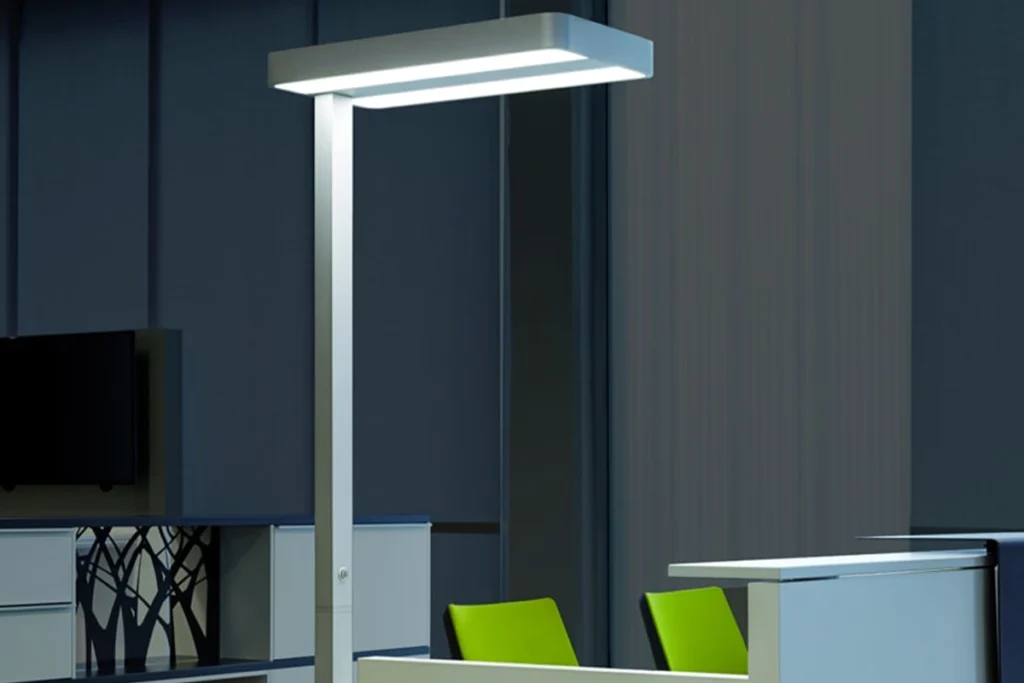 LED-Bürobeleuchtung mit moderner Stehleuchte – energieeffizientes Lichtkonzept für ergonomisches Arbeiten.