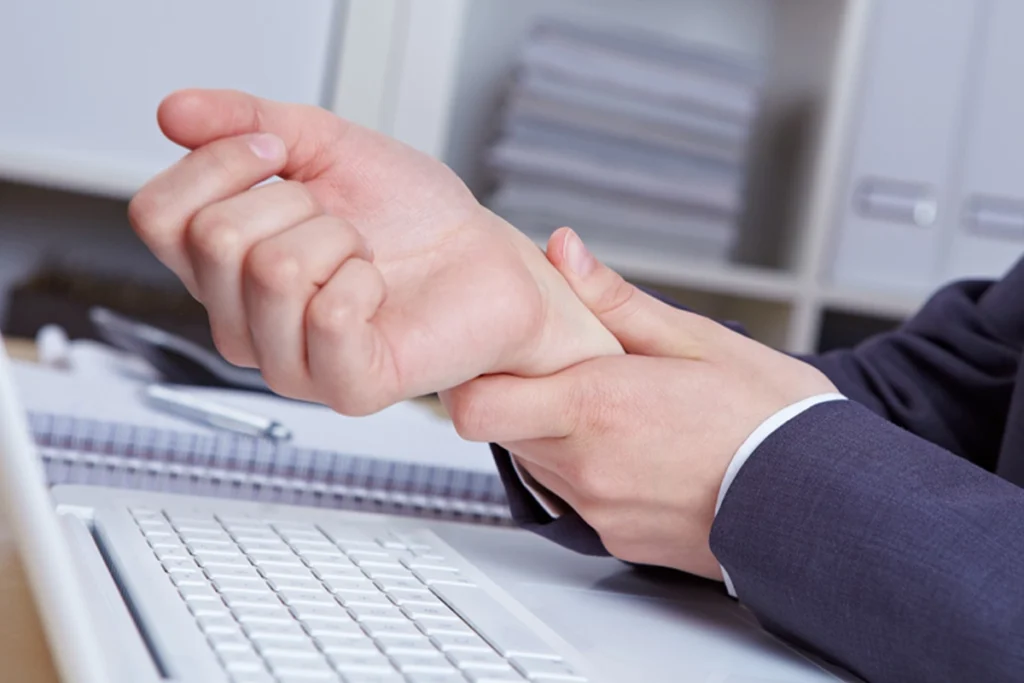 Schmerzen am Handgelenk durch schlechte Ergonomie – Sehnenscheidenentzündung im Büro vorbeugen.